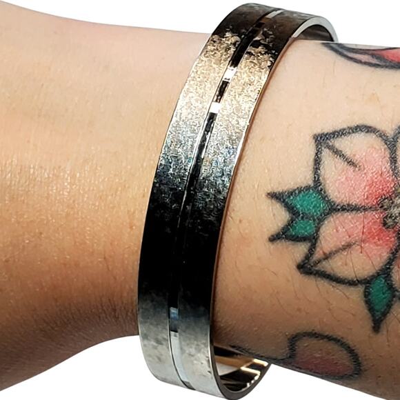 Silver Tone Textured Bangle Bracelet Retro Unsigned 9" - Picture 3 of 5